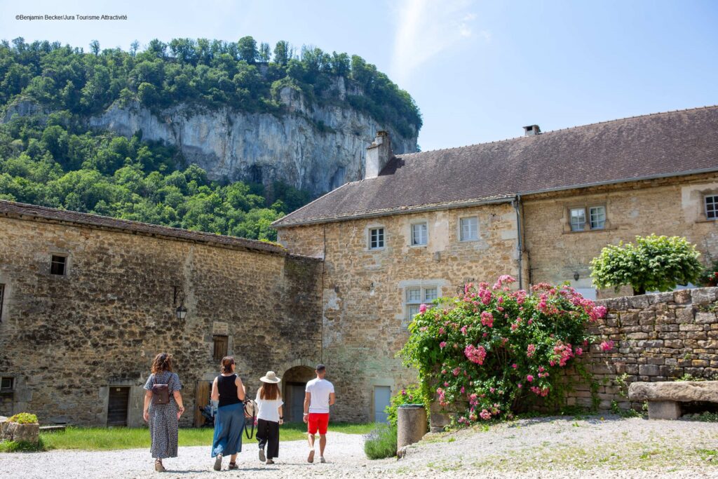 Première cour de l'Abbaye de Baume-les-Messieurs