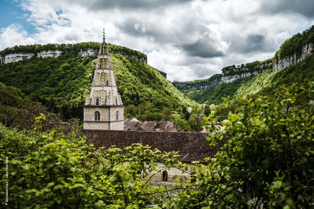 Abbaye de Baume les messieurs vue avec falaises