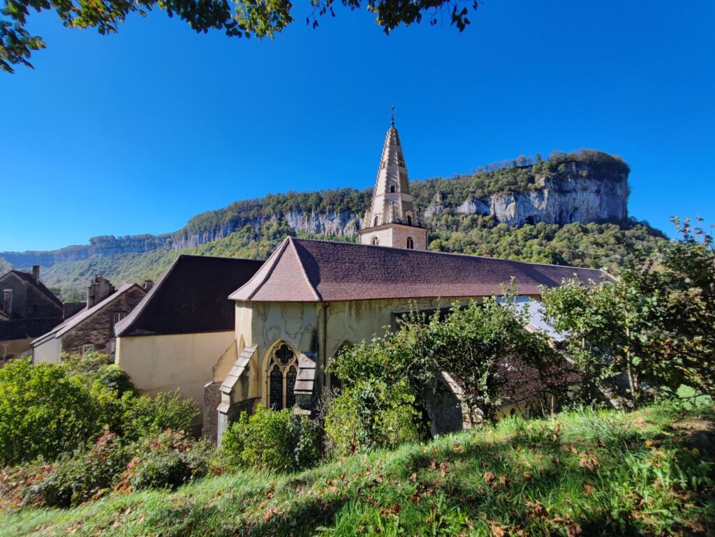 Abbaye de Baume les Messieurs vue de coté